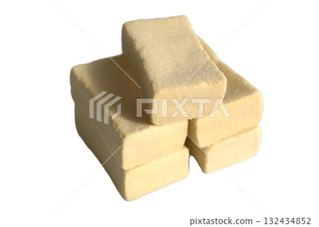 白色背景的高野豆腐 白色背景的高野豆腐 132434852