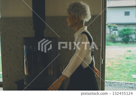 老人在家散步 132435124