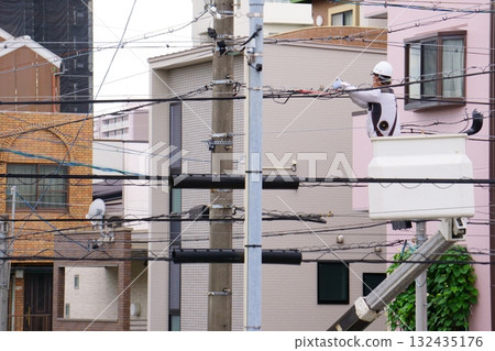 高空作業:維護電線的人員 高空作業:維護電線的人員 132435176