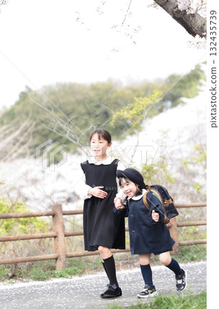 櫻花和一名 3 歲女孩與她 9 歲的妹妹參加幼兒園入學儀式 132435739