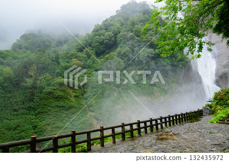 富山縣稱名瀑布,下雨天時的巨大瀑布 富山縣稱名瀑布,下雨天時的巨大瀑布 132435972