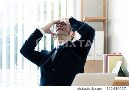 商人抱著他的頭 132436037