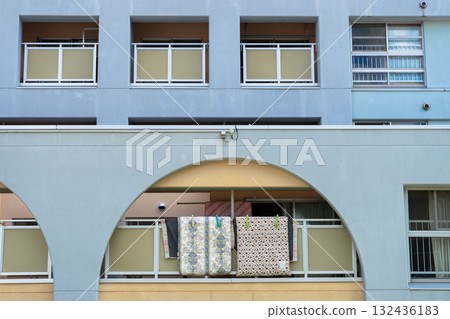 被晾在陽台上的蒲團 132436183