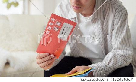 亞洲男子正在查看催款通知單 亞洲男子正在查看催款通知單 132436367