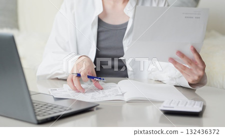 亞洲女性檢查購物收據 132436372