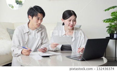 亞洲夫婦檢查購物收據 132436374