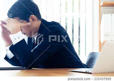 震驚的商人 132437695