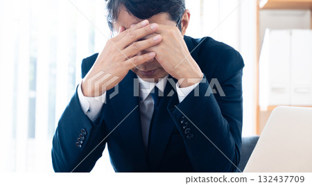 Shocked businessman 132437709