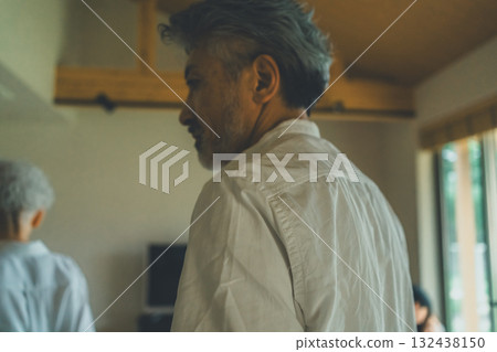客廳裡的老人 132438150