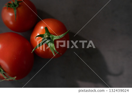 Fresh tomatoes (black background) 132439024