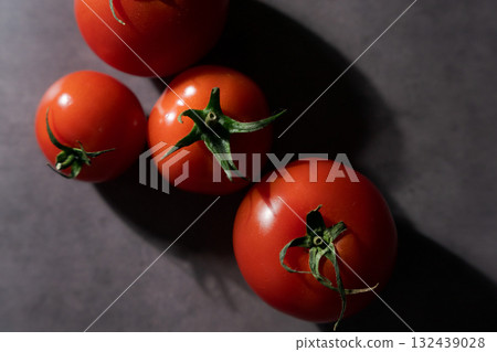 新鮮西紅柿(黑色背景) 新鮮西紅柿(黑色背景) 132439028
