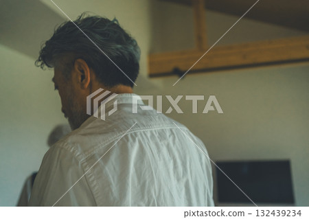 A middle-aged man who has no place at home 132439234