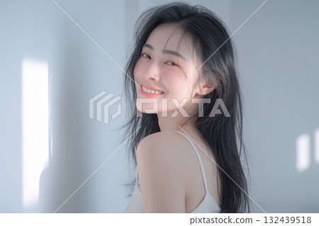 長著黑色長髮的微笑女人 132439518