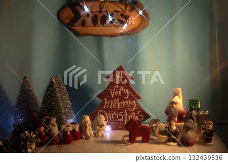 聖誕夜裝飾有聖誕老人的聖誕樹 132439836