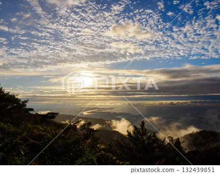六甲山的黎明，眺望雲海與神戶、大阪方向 132439851