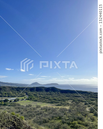 Hills where light pours down 132440115