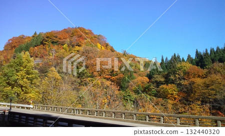 秋色的山脈和藍天 秋色的山脈和藍天 132440320