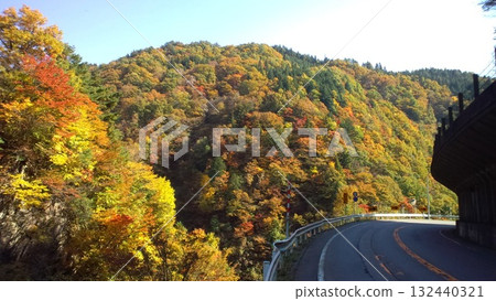 秋色的山脈和藍天 秋色的山脈和藍天 132440321
