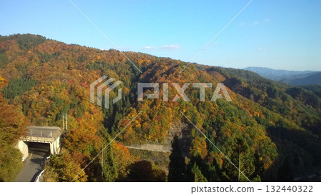 秋色的山脈和藍天 秋色的山脈和藍天 132440322