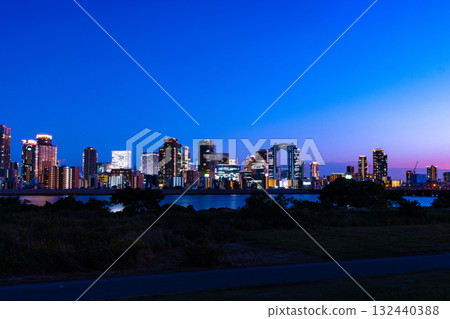 大阪梅田和淀川的摩天大樓夜景 大阪梅田和淀川的摩天大樓夜景 132440388