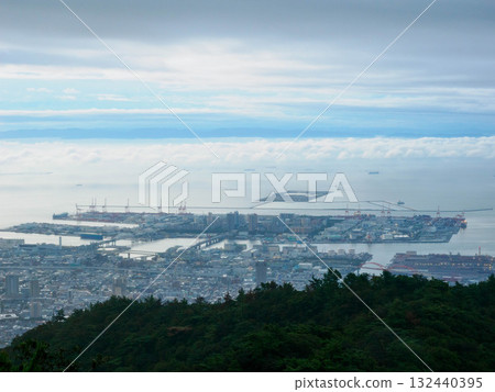 雲海籠罩下的六甲山脈和神戶市 132440395