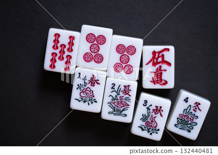 黑色背景上的麻將牌 132440481