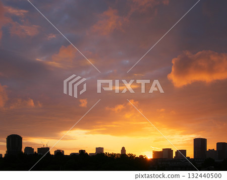 A striking autumn morning sky in Minato Ward, Tokyo. Cityscape (October 2025) 132440500