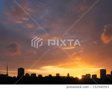 A striking autumn morning sky in Minato Ward, Tokyo. Cityscape (October 2025) A striking autumn morning sky in Minato Ward, Tokyo. Cityscape (October 2025) 132440501