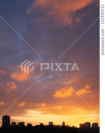 A striking autumn morning sky in Minato Ward, Tokyo. Cityscape (October 2025) 132440513