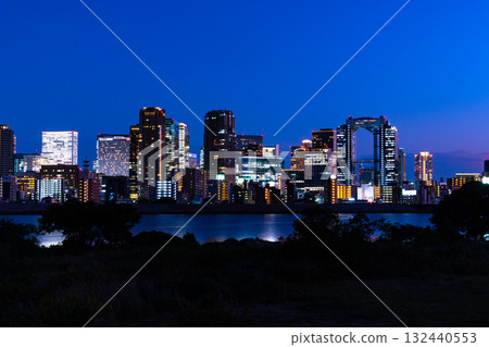 大阪梅田和淀川的摩天大樓夜景 大阪梅田和淀川的摩天大樓夜景 132440553