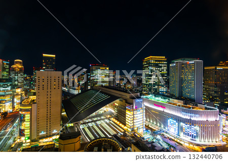 JR大阪站和摩天大樓的夜景 JR大阪站和摩天大樓的夜景 132440706