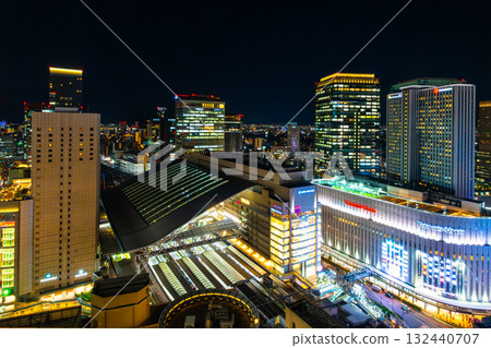 JR大阪站和摩天大樓的夜景 JR大阪站和摩天大樓的夜景 132440707