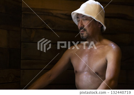 一名 50 多歲的男子正在享受桑拿 132440719
