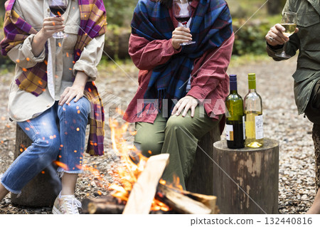 一家人在露營地點燃篝火 132440816