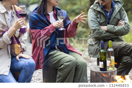 一家人在露營地點燃篝火 132440853