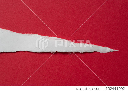 紅色背景上撕碎的紙片 紅色背景上撕碎的紙片 132441092