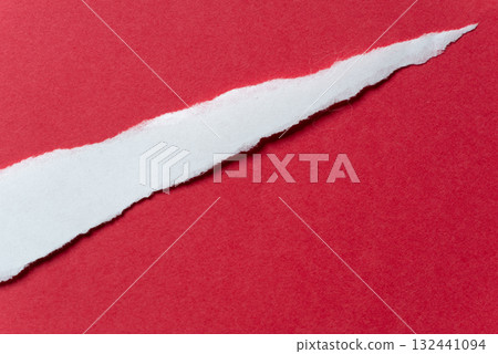 紅色背景上撕碎的紙片 紅色背景上撕碎的紙片 132441094