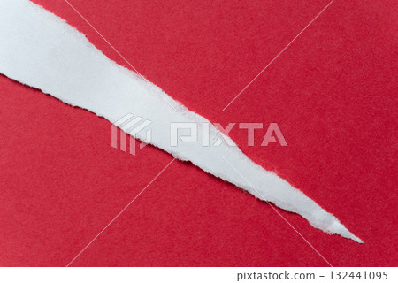 紅色背景上撕碎的紙片 132441095