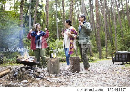 一家人在露營地點燃篝火 132441171