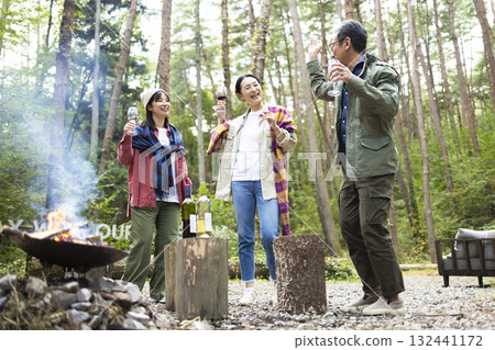 一家人在露營地點燃篝火 132441172
