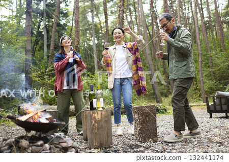 一家人在露營地點燃篝火 132441174