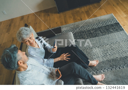 Senior couple with smartphone 132441619