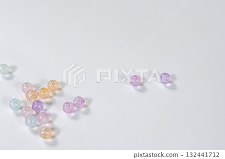 一系列閃閃發光、色彩繽紛的圓珠 132441712