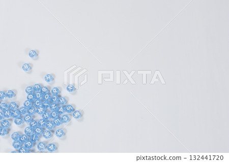 一組可愛的藍色字母珠子 132441720