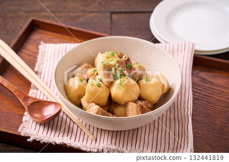芋頭燉煮五花肉|自製日式主菜 芋頭燉煮五花肉|自製日式主菜 132441819