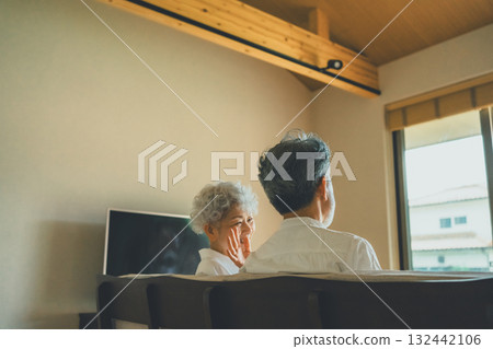 一對老夫婦在客廳的沙發上休息 132442106