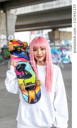 拿著滑板的年輕女子(AI 生成的圖像) 拿著滑板的年輕女子(AI 生成的圖像) 132442155