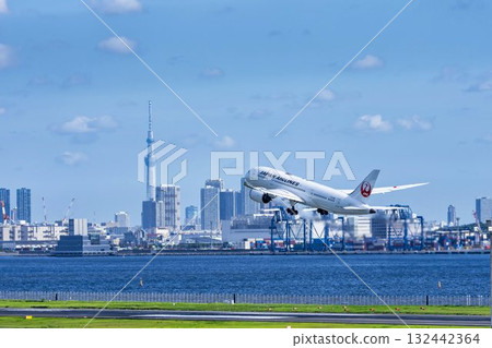 羽田機場、飛機起飛和東京大田區東京晴空塔的風景 132442364