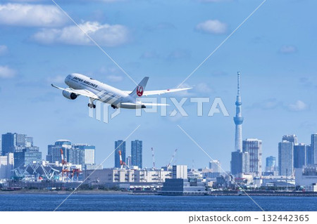 羽田機場、飛機起飛和東京大田區東京晴空塔的風景 132442365