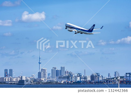 羽田機場、飛機起飛和東京大田區東京晴空塔的風景 132442366